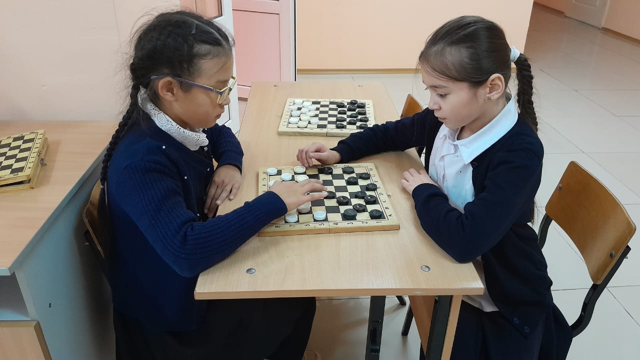 Среди учеников 5-9 классов был организован турнир по шашкам под названием «Никаких наркотиков!», проводимый учителем обществознания.